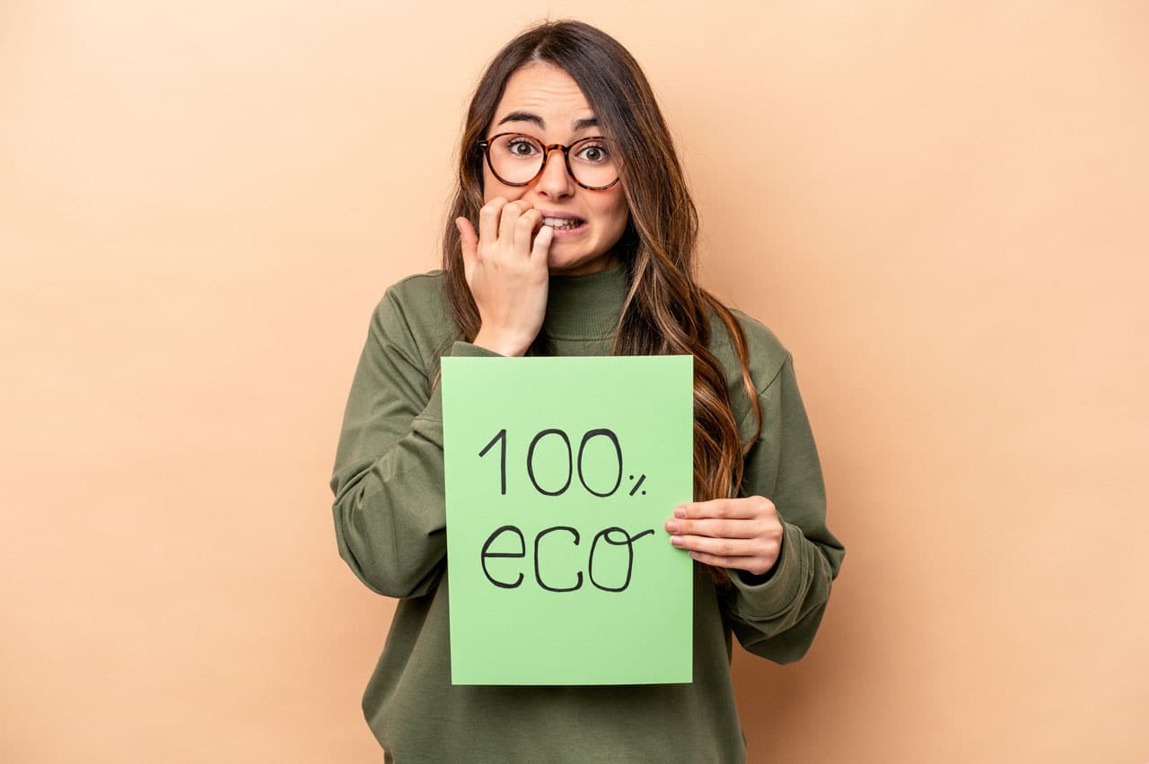 une jeune fille inquiète face au problème écologiques
