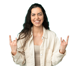 Étudiante souriante faisant un signe rock des deux mains