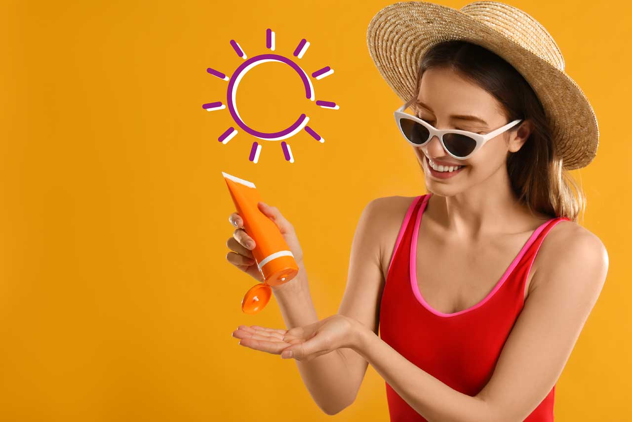 une jeune femme verse de la crême solaire dans sa main