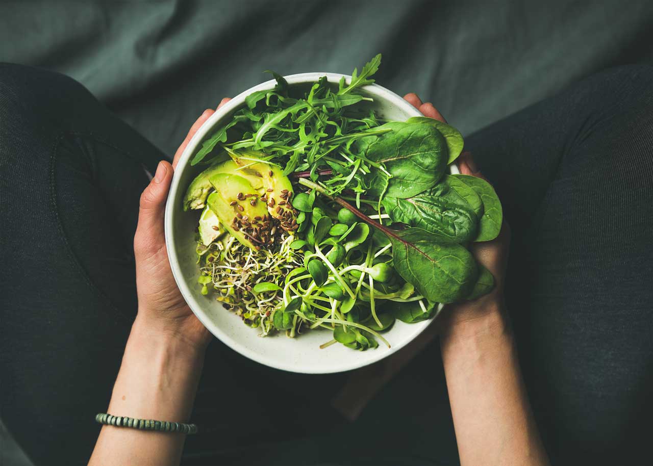 assiette remplie d'aliment végétaux