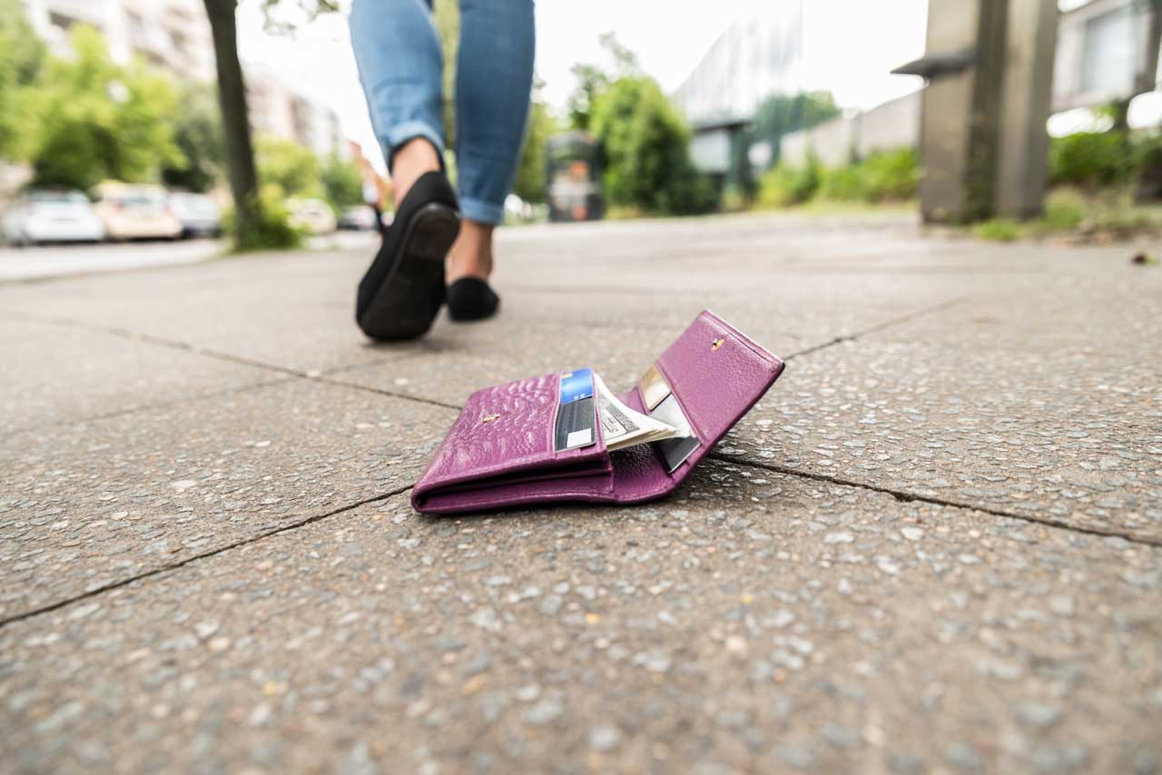 Portefeuille violet perdu sur un trottoir
