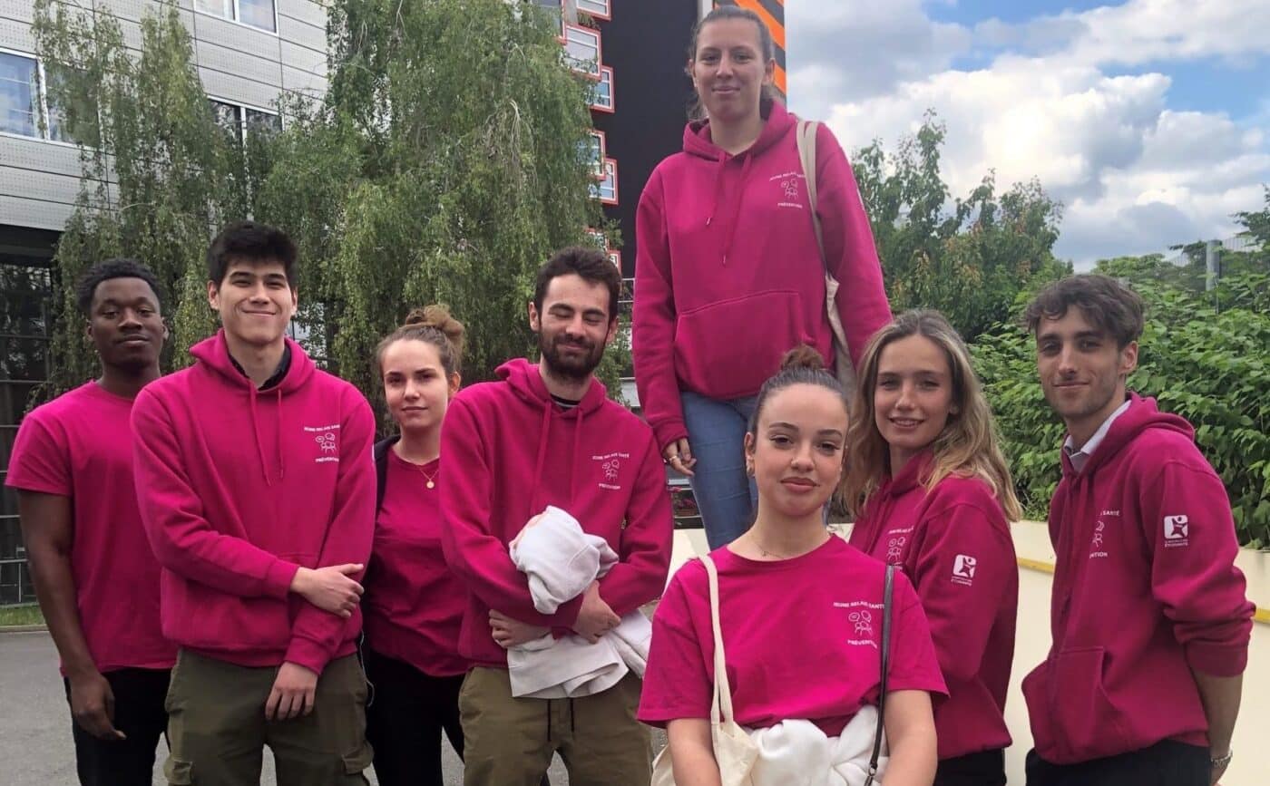 Regroupement de personnes avec le pull LMDE