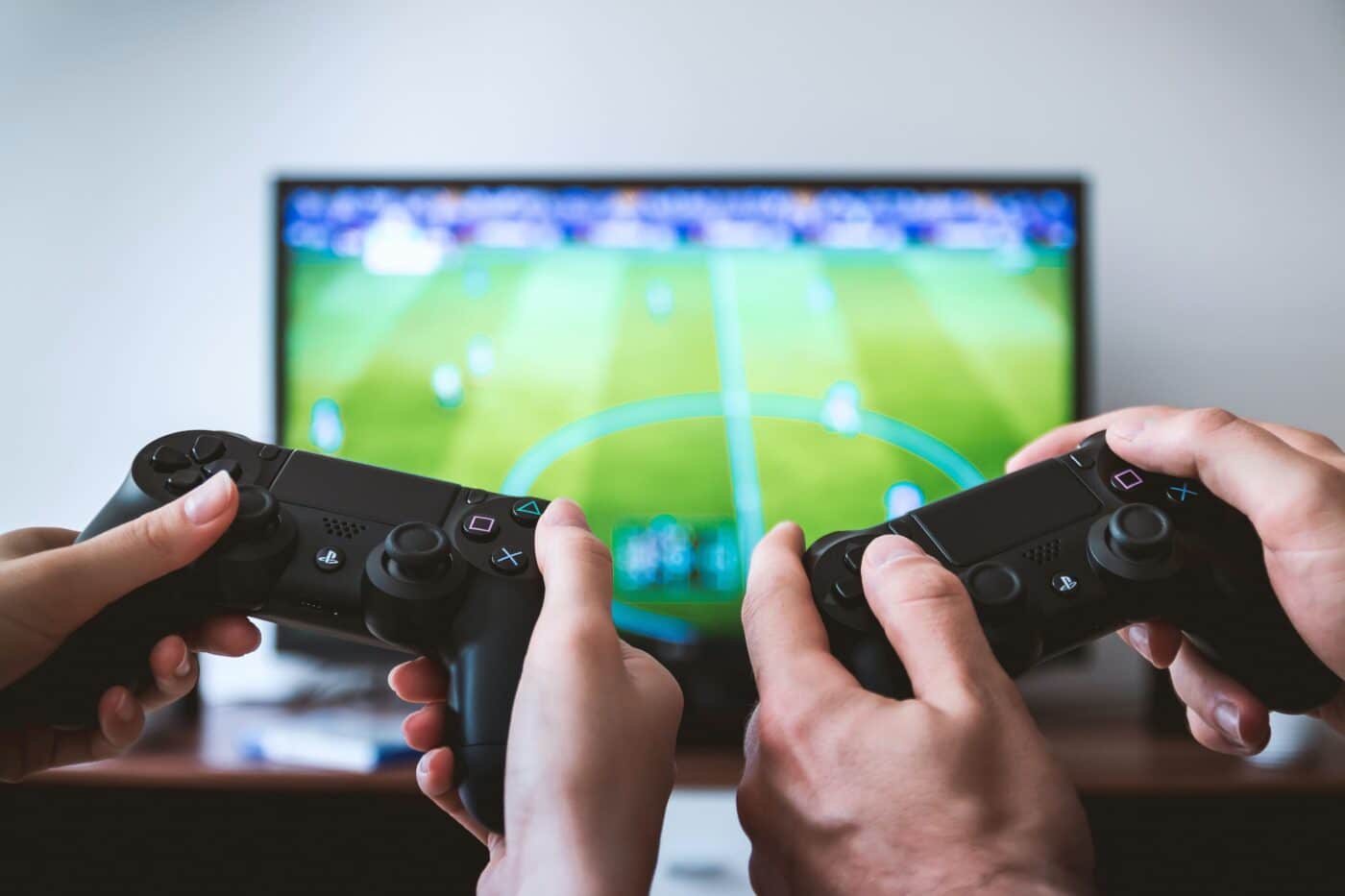 Deux personnes jouant à un jeu vidéo sur console
