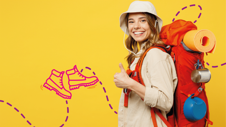 Jeune femme avec un sac à dos et un fond jaune