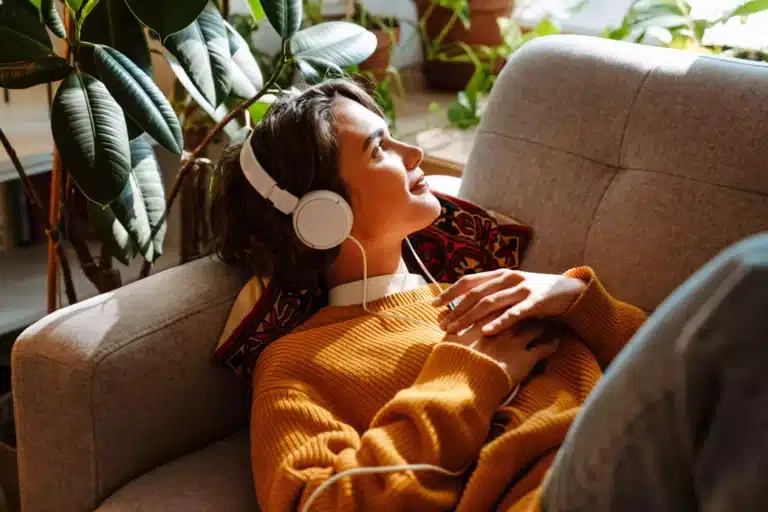 Fille écoutant dans la musique
