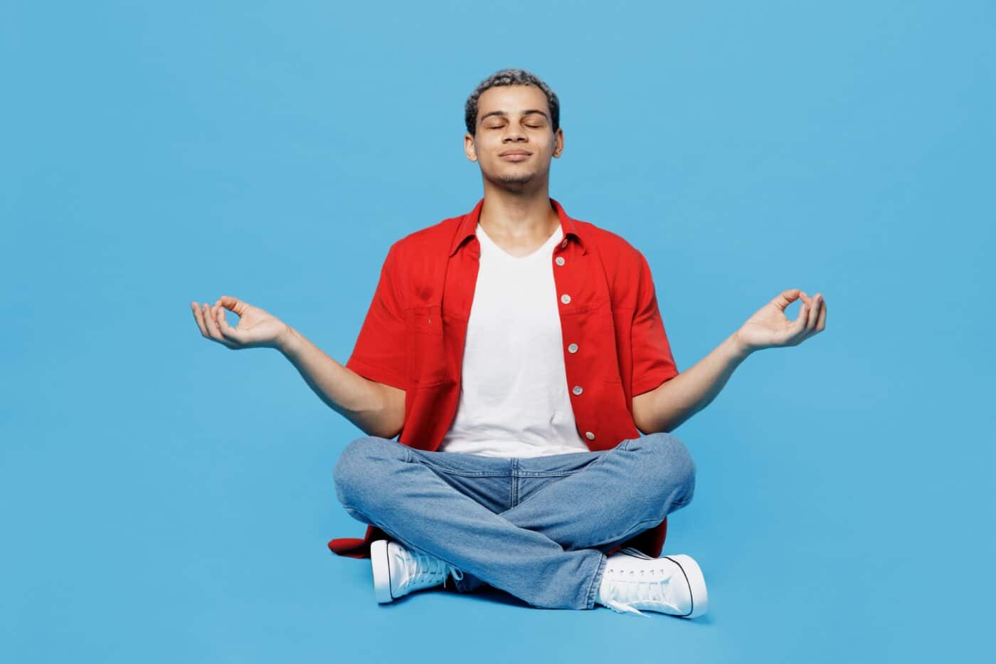 Homme qui médite avec un fond bleu