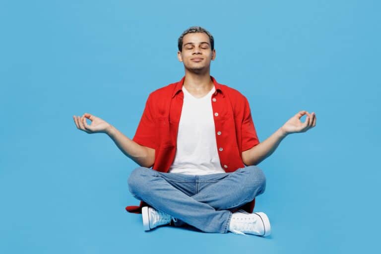 Homme qui médite avec un fond bleu