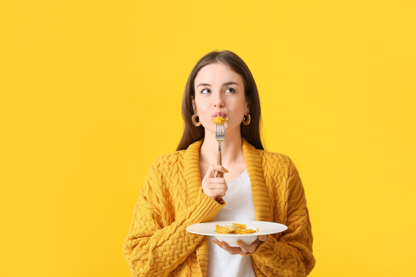 femme mange assiette fourchette