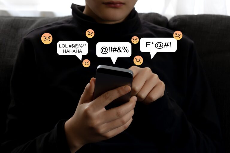 Personne au téléphone avec plusieurs écritures autour