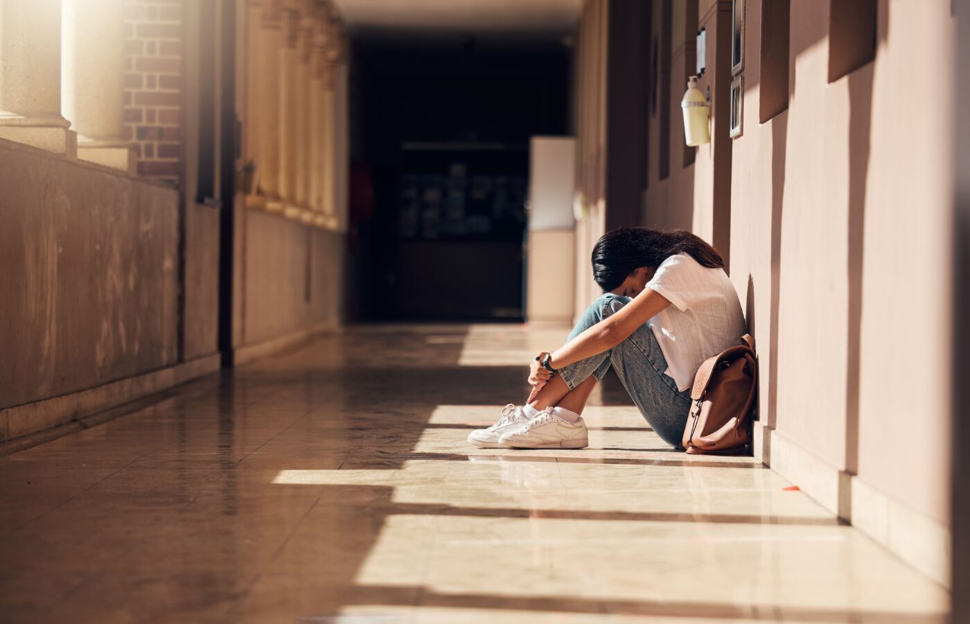 femme assise dans un couloir