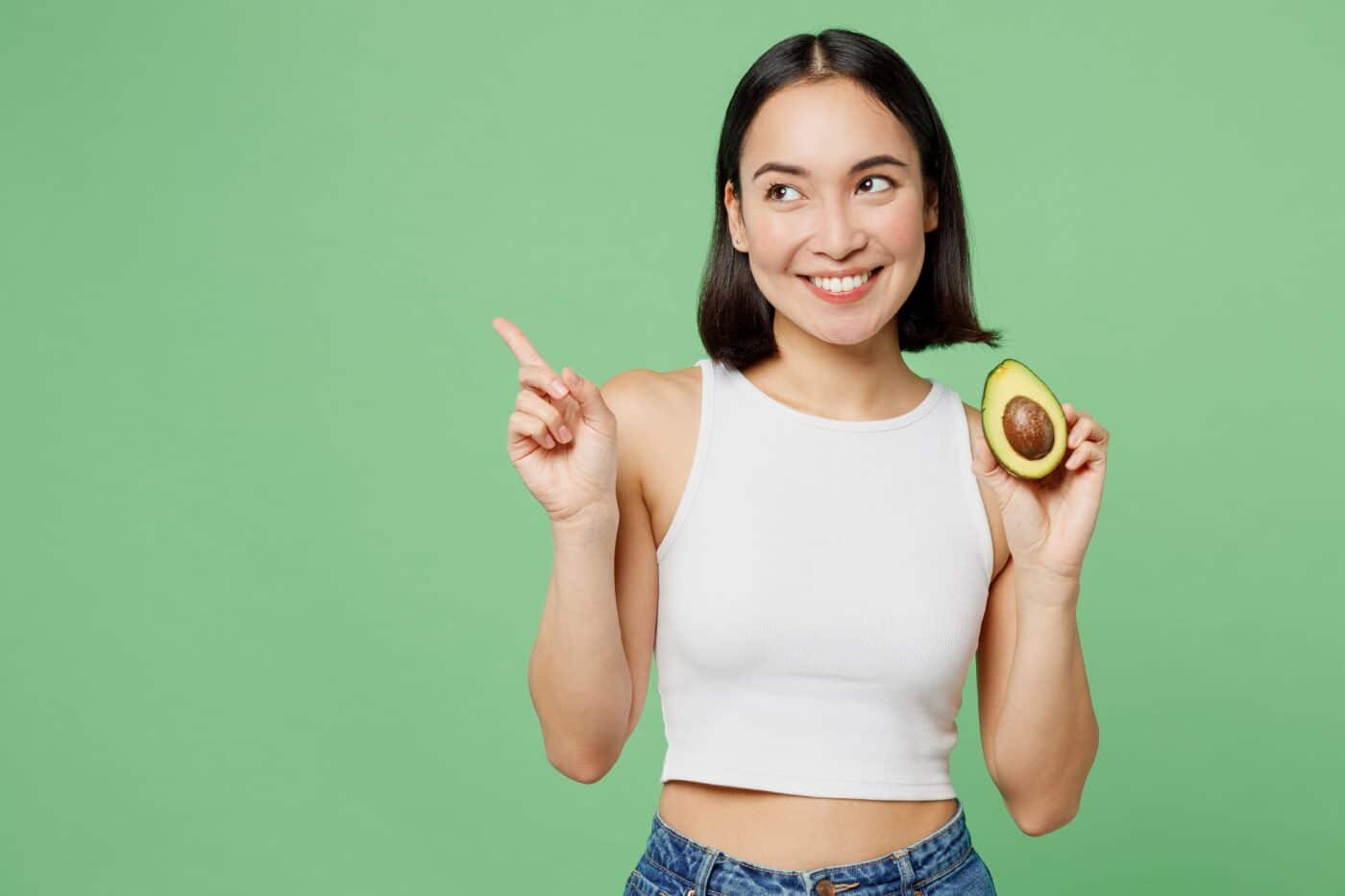 Femme qui tient un avocat dans sa main