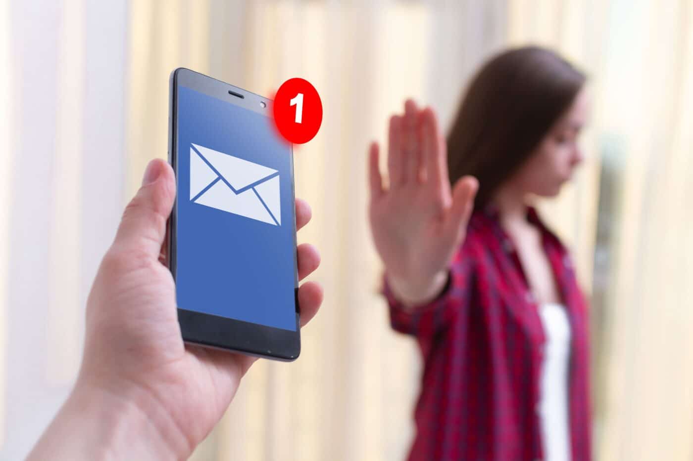 téléphone qui affiche une notification avec une femme en arrière-plan