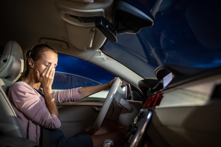 Femme fatiguée au volant d'une voiture