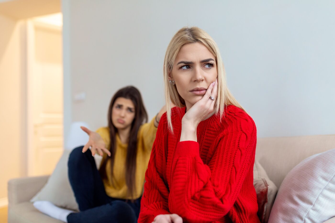 Deux femmes assises sur un canapé
