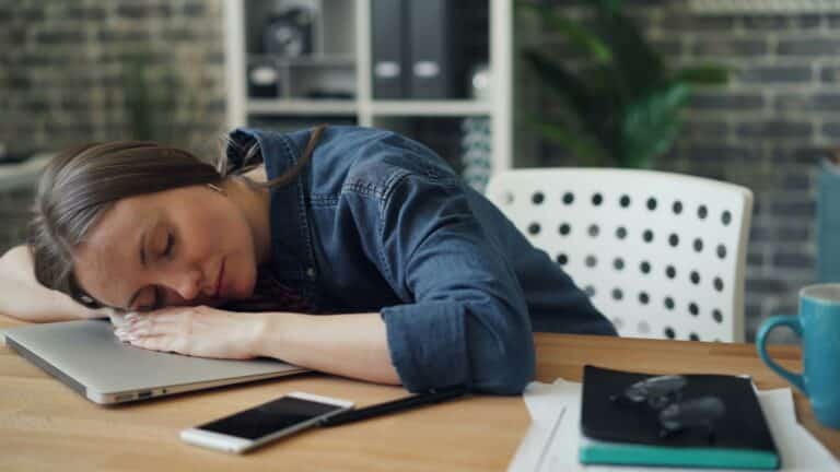 femme assise sieste sur ordinateur