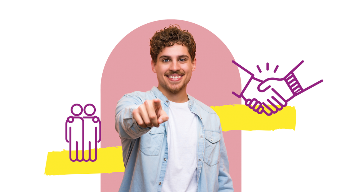 Jeune homme souriant pointant du doigt, illustration article LMDE sur le bénévolat à la protection civile